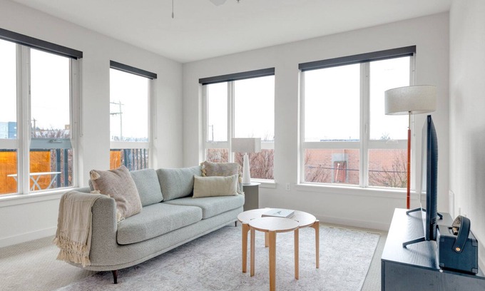 West Woodland Apartamento | Upscale Ballard 2BR w/ BBQ, Lounge & W/D, onsite retail, by Blueground