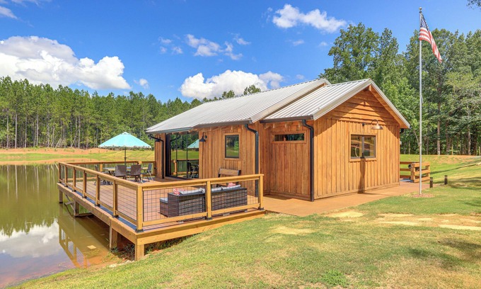 Thomaston Cabina | Upscale Cabin Comfort in Thomaston w/ 2 Decks!