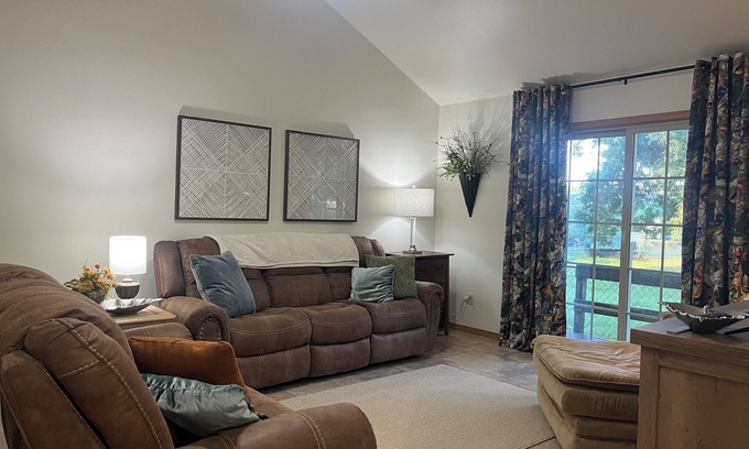 Spiro Casa | Upscale home with high end furnishings and memory foam king bed. 2 car garage
