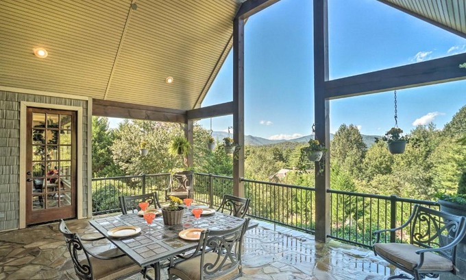 Franklin Casa | Upscale Mountain Escape with View, 10 Mi to Dwtn!