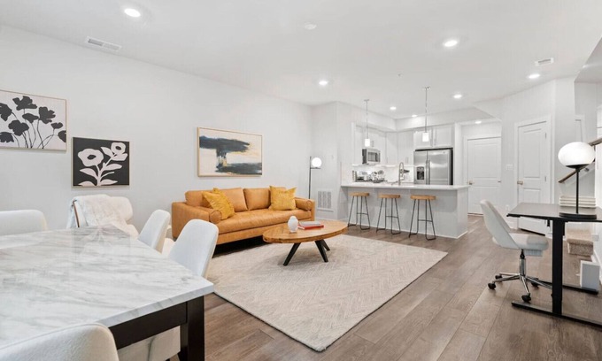 Herndon Casa | Upscale+Private Home 3 BEDR+3 BTH, Kitchen, Garage