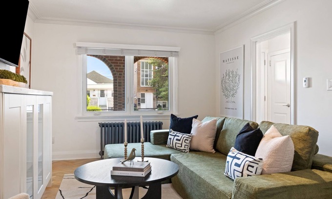Oakwood Village Casa | Upscale Toronto Home Near Transit | Office | King Beds | Garden | Backyard Oasis
