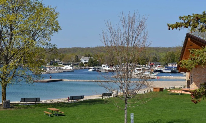 Sister Bay Condominio | Upscale Water View Condo in Downtown Sister Bay! Walk to everything!