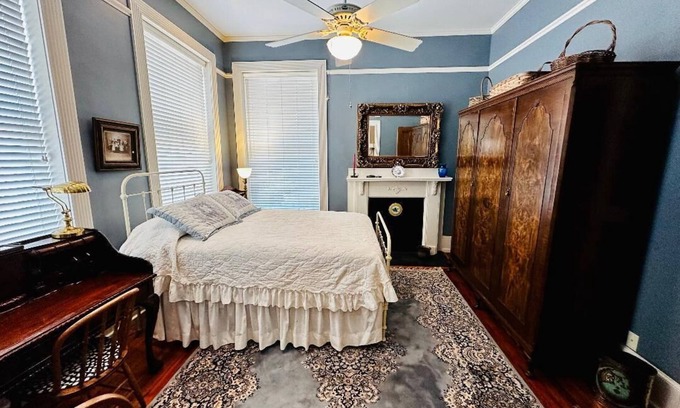 Latta Apartamento | Upstairs Apartment on Main Street