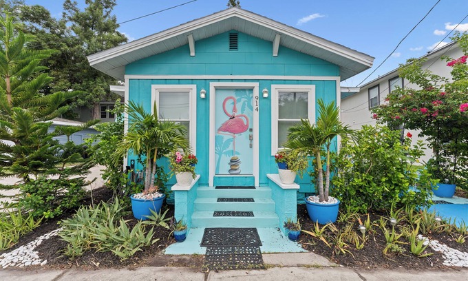 Historic Uptown Casa | Uptown Flamingo Bungalow Downtown St Pete Walk to Crescent Lake Park