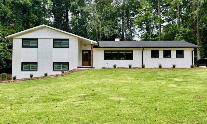 LaGrange Casa | UPTOWN GIRL: FALL IN LOVE! Designer Decorated, New Renovations, Perfect Location