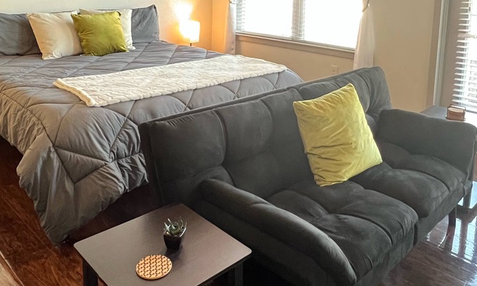 Second Ward Apartamento | ✨UPTOWN-Modern King W/STUNNING Balcony View/Pool/Kitchen ✨