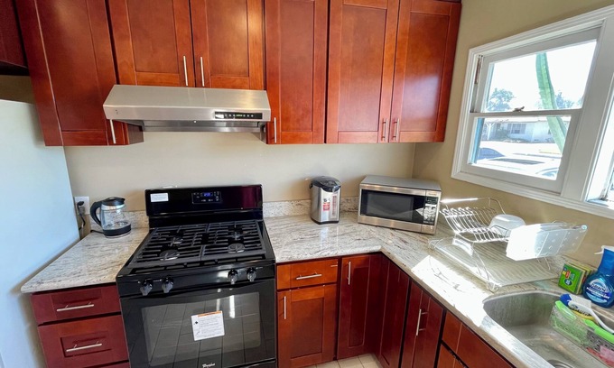 El Monte Casa | Urban 2-Bedroom House Newly Remodeled with WiFi, AC, PPV TV in lovely El Monte