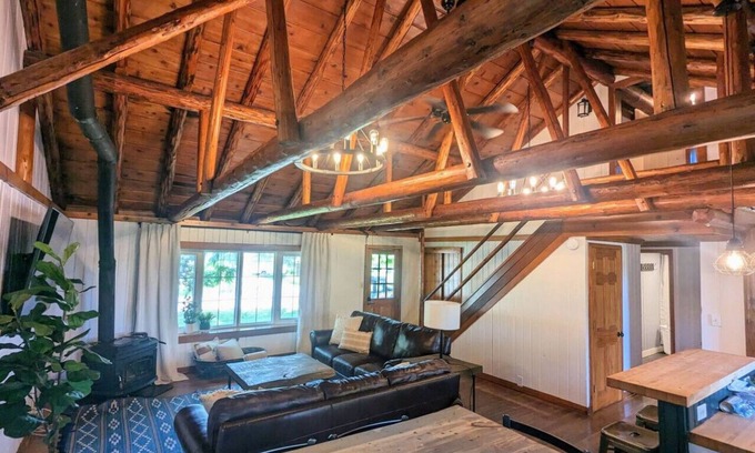 Cedar Falls Casa | Urban Cabin Cedar Falls