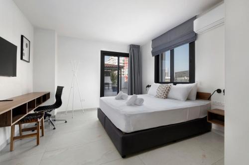 City Centre Apartamento | Urban Condo 33 with Balcony - 2 Bdr