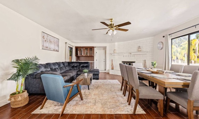 Greenacres Casa | Urban Escape - Massive Escape in Central Bakersfield! Close to The Market!!