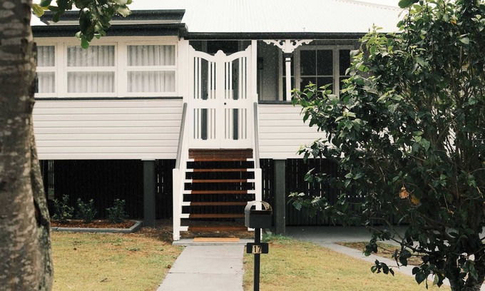 Booval Casa | Urban Getaway Colonial 6 beds 2 bath, aircon, pet, family