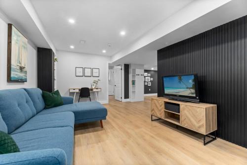 Clarington Apartamento | Urban Haven: 2BR/2BA+Office, Kitchen, Dining