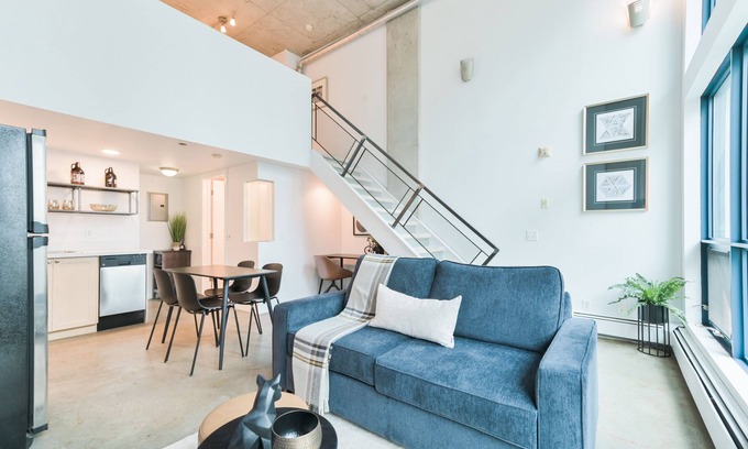 East Village Condominio | Urban Loft | 5 Mins to Saddledome | Heated Parking | Sofa Bed