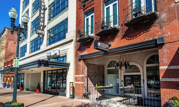 Old City Condominio | Urban Luxe: Stylish 4BR in Sterchi Lofts