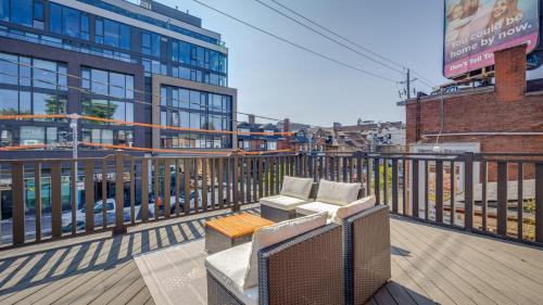 Dufferin Grove Apartamento | Urban Oasis, 3-Bedroom Apartment at Prime Location