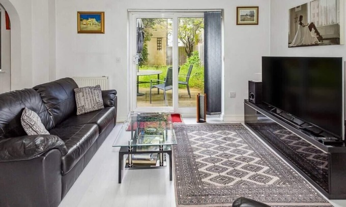 Waltham Abbey Casa | Urban Oasis - Modern 2B/2B Retreat Near Nature