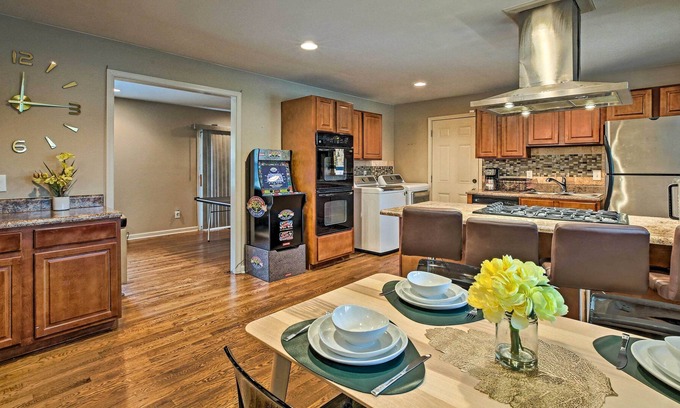 Collier Heights Casa | ¡NUEVO! Urban Oasis w / Game Room, 6 Mi to Downtown ATL