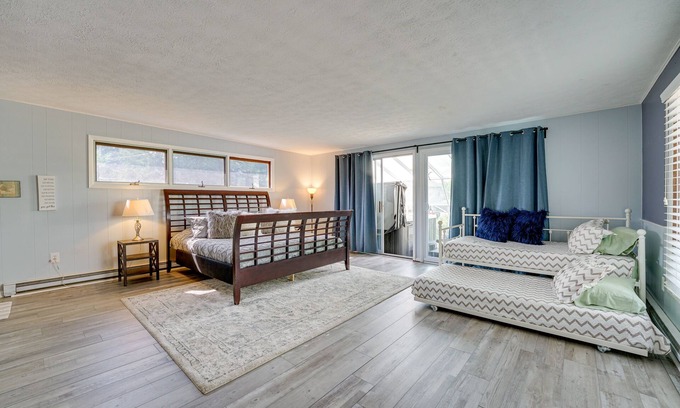 Drayton Plains Cabaña | Vintage Susin Lake Cottage w/ Deck & Hot Tub!