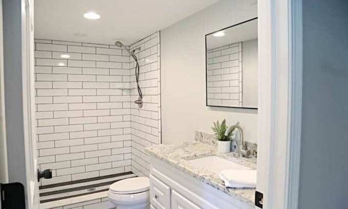 Drayton Plains Casa | Pine Knob Pink House
