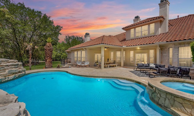 Hudson Bend Casa | UT Football Fave - Pool, Hot Tub, Fire Pit, More!