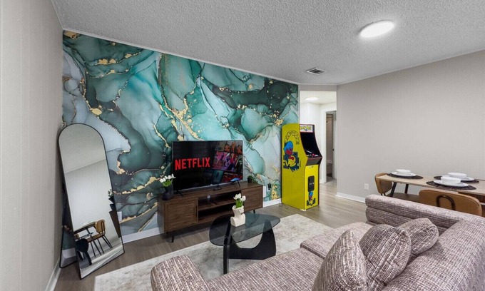 Pemberton Heights Apartamento | UT Suite - Sleeps 5 Stay for F1, ACL, Football!