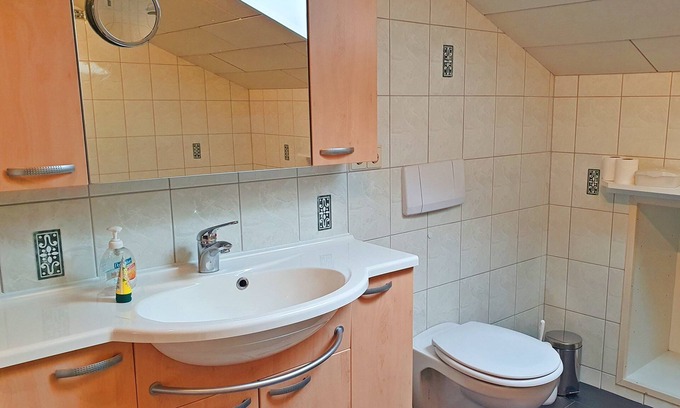Grassau Apartamento | Vacation apartment 95 sqm, for 2-5 pers., 2 bedrooms, kitchen with dishwasher, spacious living room with balcony. Living room, balcony.