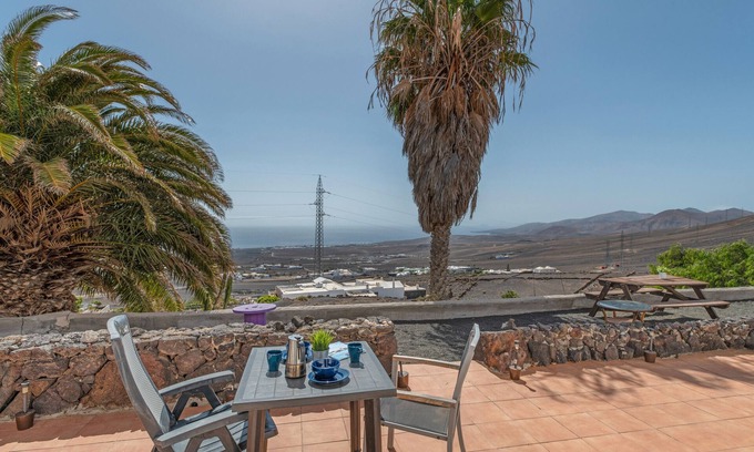 Macher Apartamento | Apartamento vacacional 'Azul De Edén' con vistas a la montaña, balcón y Wi-Fi