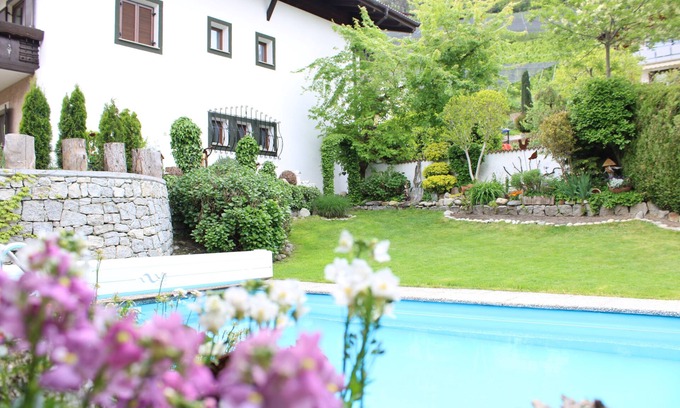 Rifiano Apartamento | Vacation apartments Innerhofer west-facing balcony apartment, shared garden and pool