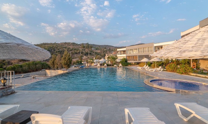 Milas Apartamento | Vacation Flat w Pool and Garden in Milas