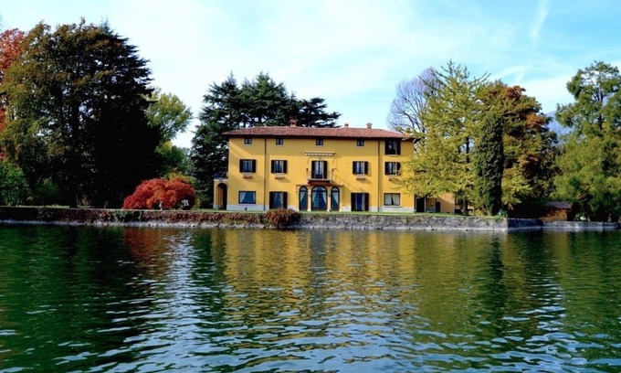 Annone di Brianza Villa | alquiler de villa grande para vacaciones en Italia, distrito de los lagos, lago annone, cerca de milán, lecco, piscina, aire acondicionado, lago