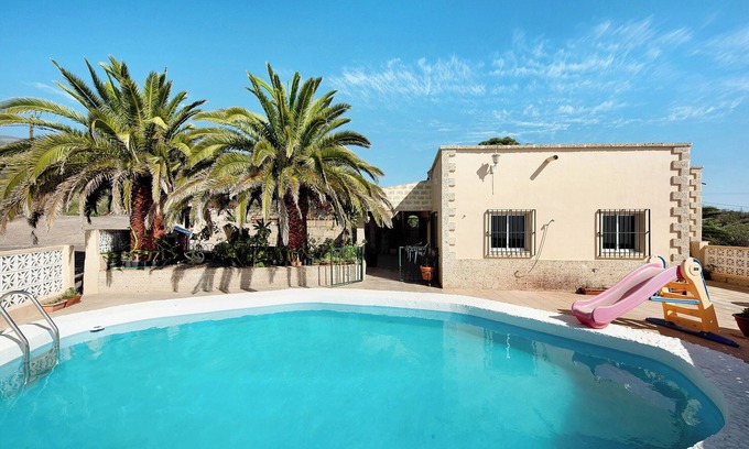 Arico Casa | Casa vacacional El Pizarro con vistas al mar, piscina y jardín