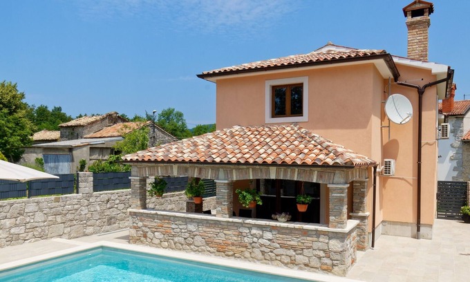 Grabri Casa | Vacation home Pahari - 6 persons, 3 bedrooms, pool, barbecue, terrace,