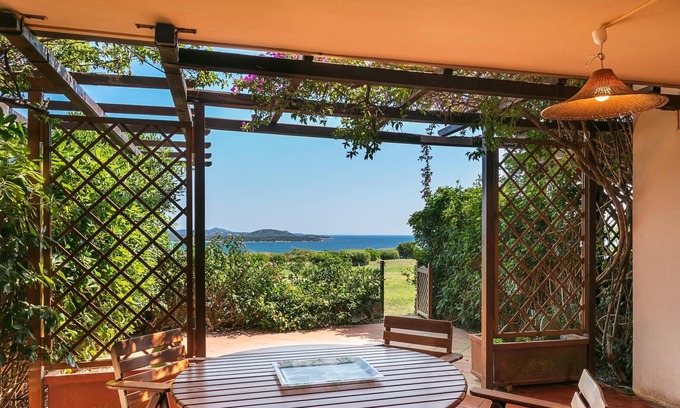 Portisco Casa | Casa Rena Bianca Flat con vistas al mar, terraza y jardín