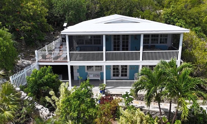 George Town Casa | Vacation Home - Spacious, Convenient, Views!! Only a 2-3 min walk to the beach.