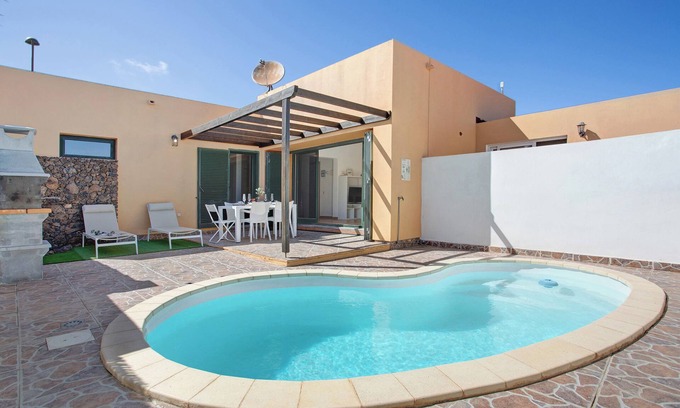 Corralejo Casa | Casa de vacaciones 'Villa Elisa' con vistas a la montaña, piscina privada y Wi-Fi