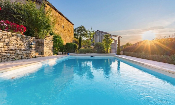 Leobard Casa | Casa de vacaciones con piscina con vistas al monumento histórico