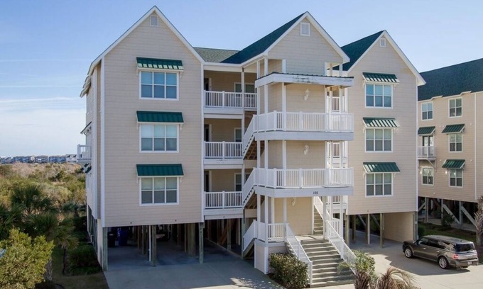 Ocean Isle Beach Condominio | ¡Vacaciones en este tranquilo condominio costero a minutos de la arena y el sonido de OIB!