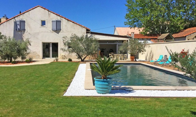 Cavaillon Chalet De Esquí | Bonito alquiler con piscina privada cerca de Isle sur Sorgue, capacidad para 10 personas.