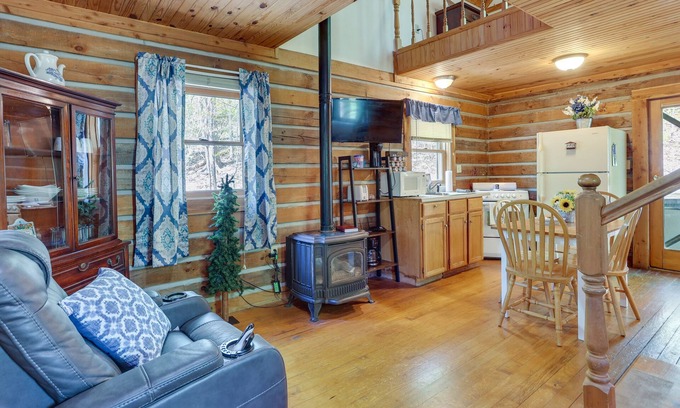 Taswell Cabina | Vacation Rental Near Lake Patoka with Hot Tub!