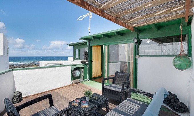 El Golfo Apartamento | Estudio de vacaciones 'La Chalanita' con vistas al mar, terraza privada y Wi-Fi