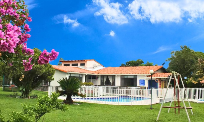 Armenia Chalet De Esquí | Chalet vacacional para grupos y familias con piscina, jacuzzi y árboles frutales