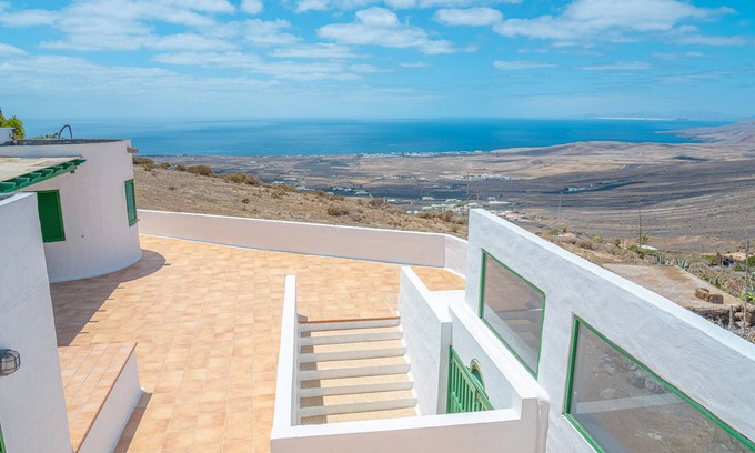 La Asomada Villa | Villa de vacaciones 'Lanzarote Suite Moon' con vistas al mar, piscina privada y Wi-Fi