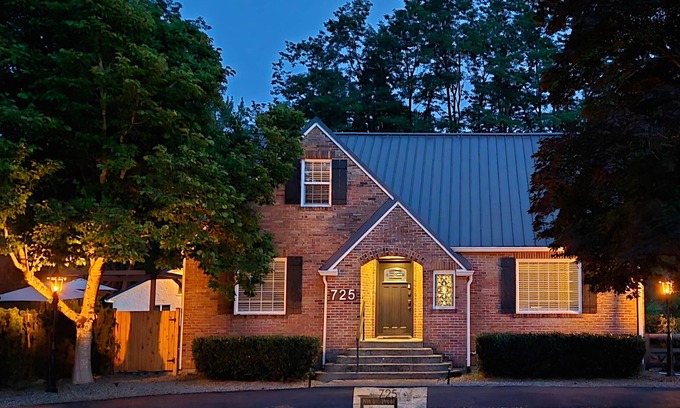 North Bend Casa | Valley Brickhouse | Hot Tub Trails Downtown 1m