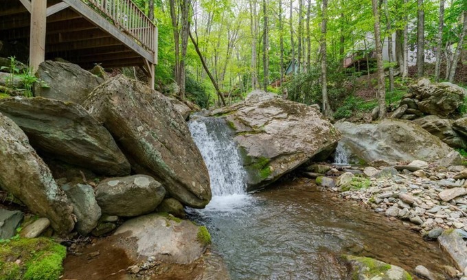 Banner Elk Cabina | Cabina de Valley Creek- Cabin by Creek, Jacuzzi, Se admiten mascotas, Cerca de las atracciones de High Country - 10% de descuento de última hora - descuento incluido en el presupuesto en línea