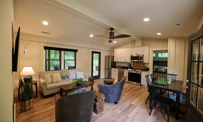 Cuyahoga Falls Cabina | Valley Overlook, Peninsula, Ohio - Luxury Cabin adjoins National Park