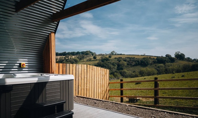 Llandysul Cabaña | Valley View Hideaway - a cabin that sleeps 4 guests in 2 bedrooms