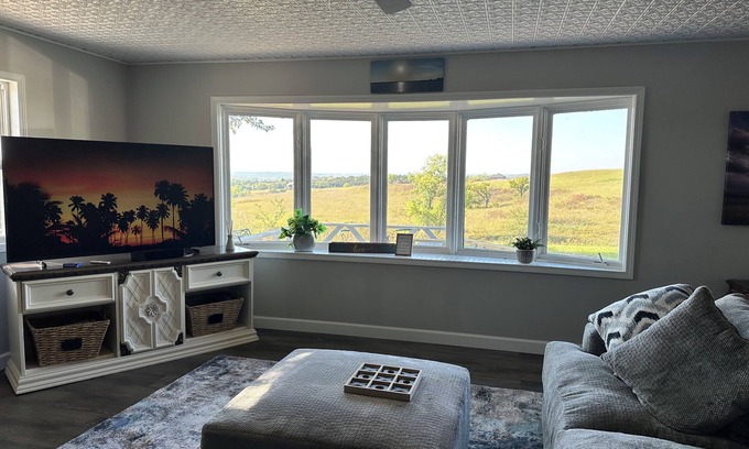Manhattan Casa | Valley View Hideaway - Charming 2-bedroom house