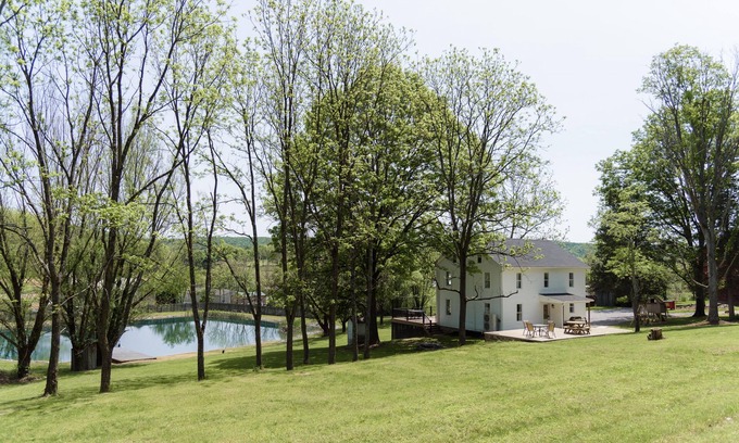 Cocolamus Otro | Valley View stay with HOT TUB, Pond, Firepit - 3BD/2BA, Family friendly