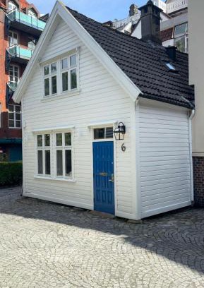 Sentrum Villa | Varmt og hjemmekoselig Bergenshus med 2 leiligheter - i rolig smau i hjertet av Bergen